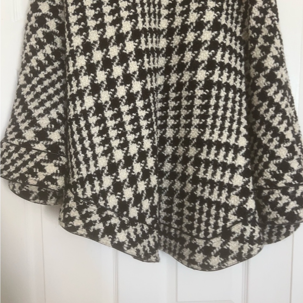 Gorgeous Houndstooth Cape, black, Ivory, button closure. Small, gently used. - Picture 13 of 14
